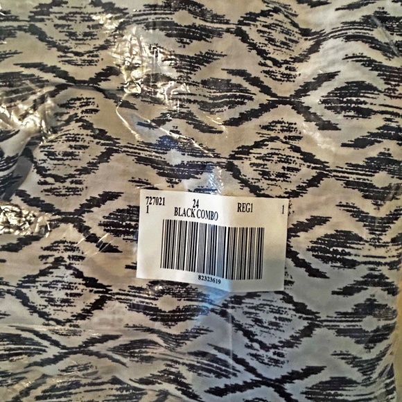 NEW PHOTOS! V-NECK TOP, BLACK/WHITE, SIZE 24, GEOMETRIC PRINT, LONG ROLL-UP SLEE - Picture 3 of 11
